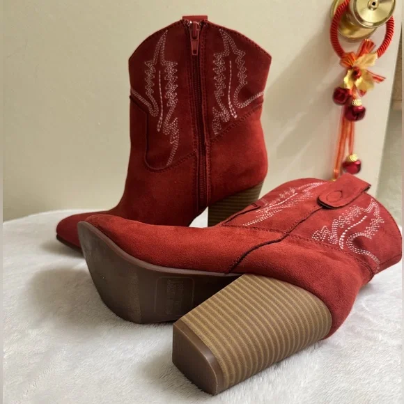 Code West red faux-suede Western ankle boots. Size 6.5 - Picture 16 of 16